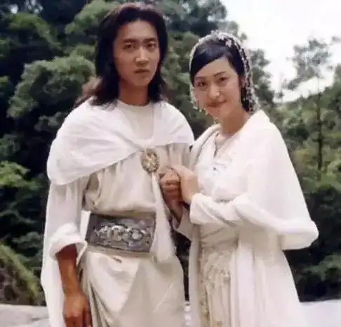 难怪蔡少芬人间清醒,看她的闺蜜陈法蓉和洪欣就明白了