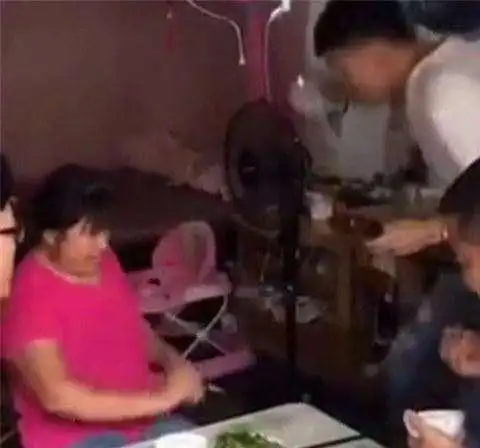 妈妈端碗给15岁儿子喂饭,这家13岁儿子却把妈妈宠上天,差距立现