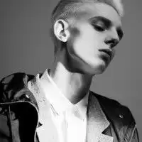 所有一切只剩下虚伪2字欧美超拽霸气的男生头像