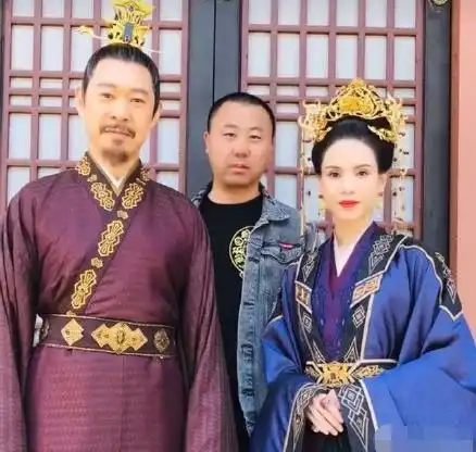 李若彤晒和张丰毅健身照,两人年龄相加120岁,身材保养像小年轻
