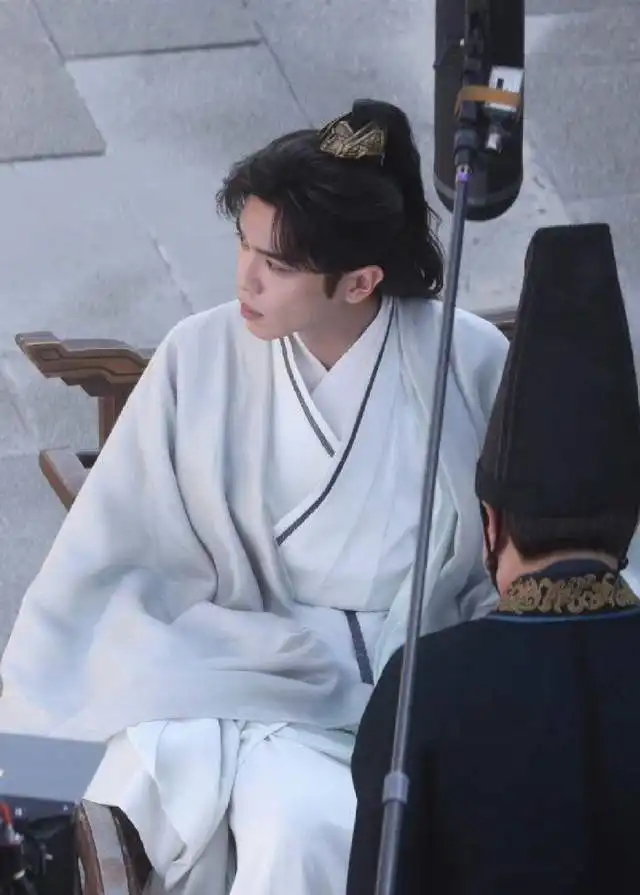 庆余年2新路透,张若昀坐姿霸气十足,男神范十足
