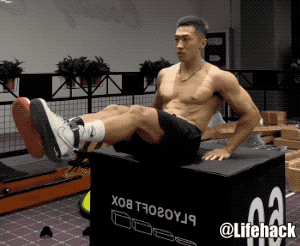 190cm足球猛男半裸秀肌肉,网友都馋他的身子