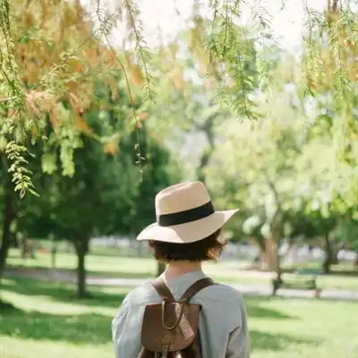 背双肩女生头像背双肩包的女生图片