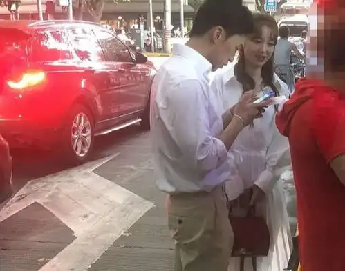 金莎相亲有效果了网友偶遇金莎和白衣男子逛街,举止亲密似情侣