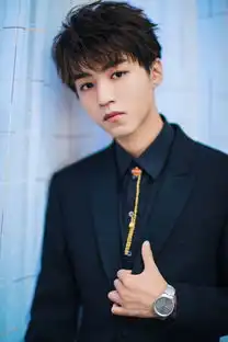 王俊凯身着neilbarrett2018秋冬系列黑色西装