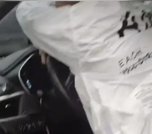 男子回家给母亲扫墓,看见父亲孤独地站在门口,情绪崩溃当场大哭