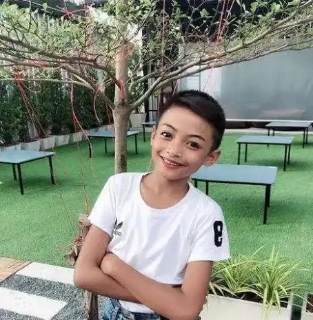 13岁男孩因天生丽质走红,挣钱为父母买别墅,网友不是好事