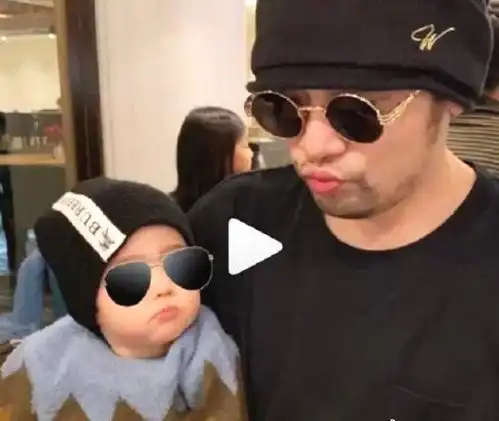 艺人周杰伦与儿子同带墨镜照,小周实力又酷又可爱