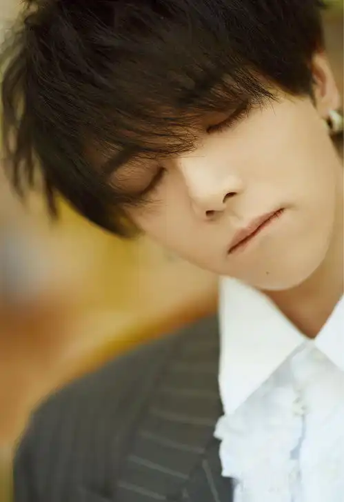 华晨宇最新街拍,日系风少年穿搭气质佳,瘦身后简直是衣服架子