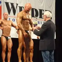 73岁老大爷和27岁小情人玩健身,这是男人都梦想的画面