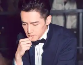 文化你只看到胡歌在戛纳成万人迷,却不知道他顶着桑拿天骑摩托车去看剧本