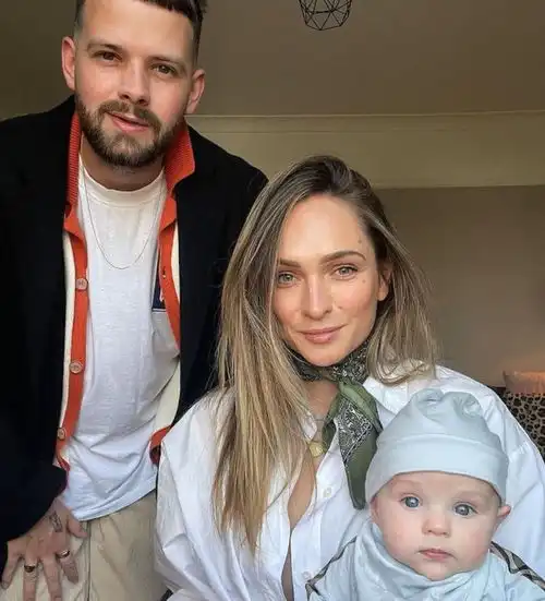 婚礼当天新娘去世28岁男星曼恩悲痛不已,两人育有8个月大儿子