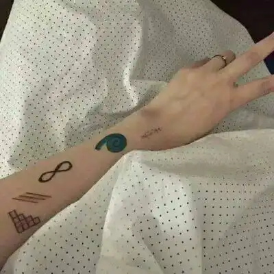 带纹身的男头像