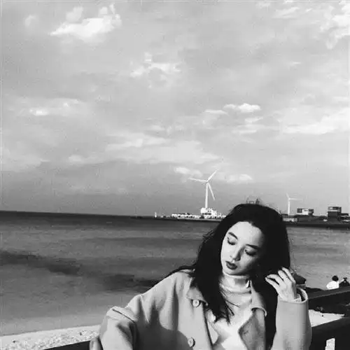 快手黑白女生头像,一个愿意听你说废话的女人