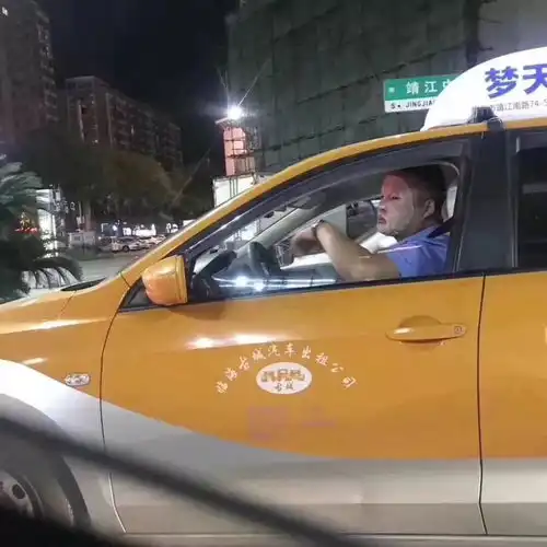 的哥开车敷面膜爆火后续来了,他被罚了