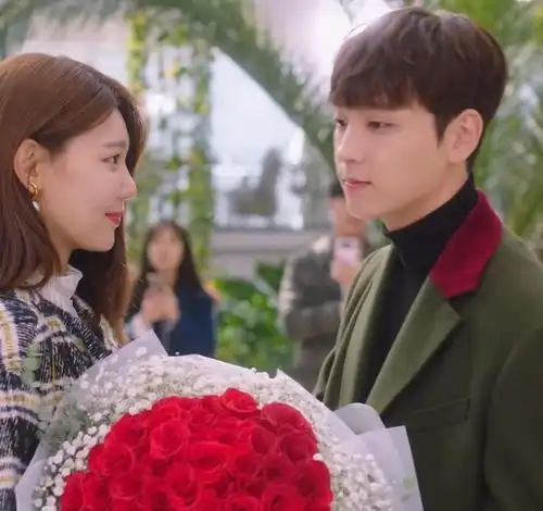 朴信惠的男人,回来了卷毛花美男,看谁还嫌弃配不上女神