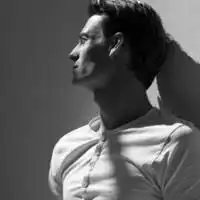 求类似欧美男生侧面黑白头像,谢了