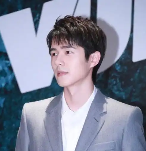 刘昊然活动生图上热搜,穿西装绅士又温柔,侧颜精致超有氛围感