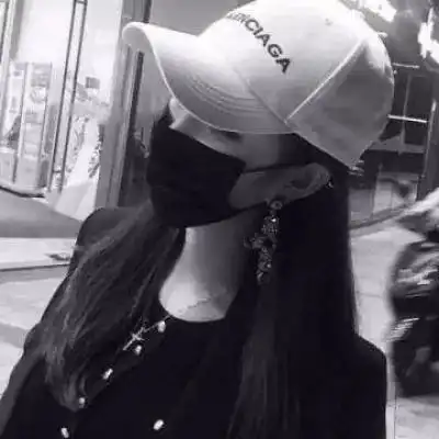 灰白头像女生孤独黑暗系一个人孤独黑白图片