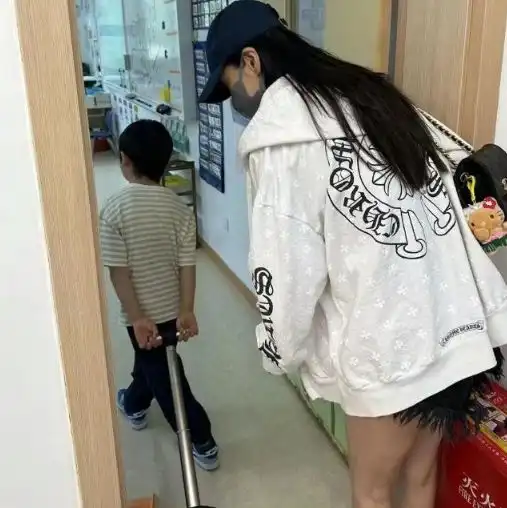 baby送儿子上学,和前夫同在家长群,黄晓明头像似爷爷辈疑有代沟