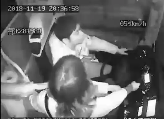 公交女乘客桥头抢夺方向盘男乘客一秒钟上前制止