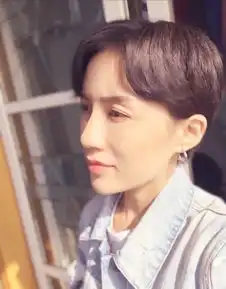 我48岁了,孩子都六岁了,为什么还被人说长得像男孩呢这是我,真的像男孩吗