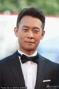 组图威尼斯开幕红毯张译穿西装帅气现身