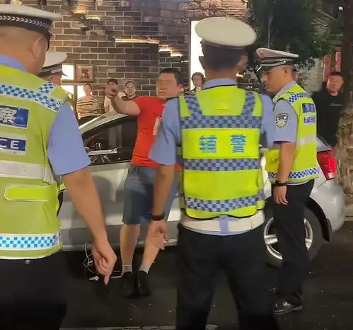 惊男子酒驾追尾,竟嚣张一脚踢翻交警工作本,全程视频曝光