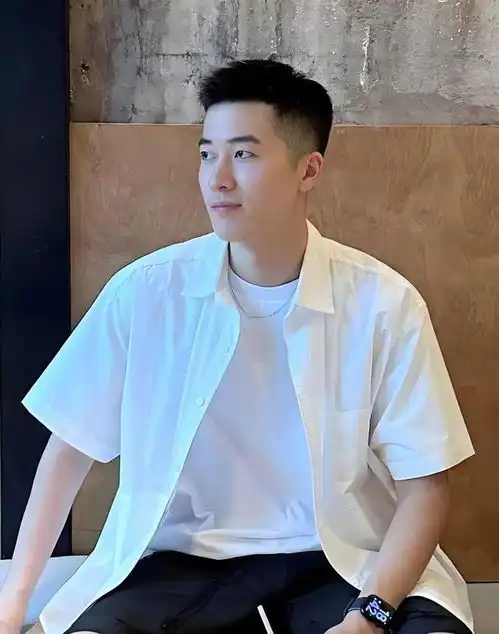 建议穿白衬衫的男生,剪这3款帅气发型,阳光青春有气质