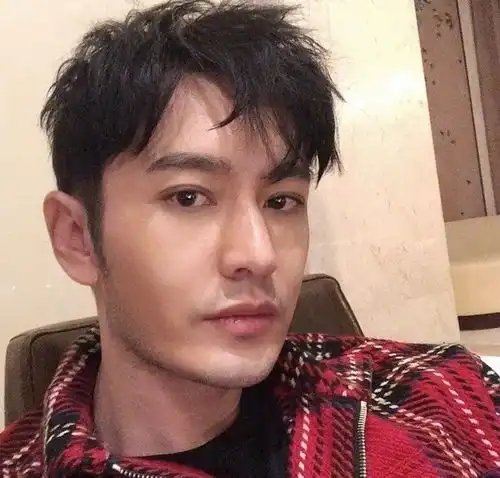 教主瘦了黄晓明久违晒自拍顶小卷毛露尖下巴