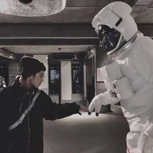 今日头像自己发光,而不是被谁照亮