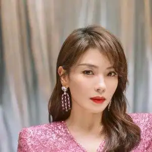 46岁刘涛真有魅力,粉红色亮片连衣裙显身材,小v领开口真吸睛