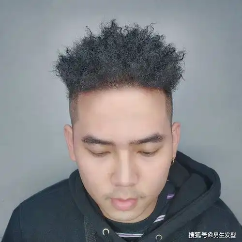男人铁丝烫发型霸道帅气,造型新颖潮流,剪完果然提升颜值