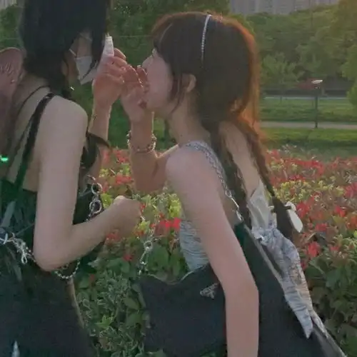 闺蜜头像光落在你脸上可爱一如往常