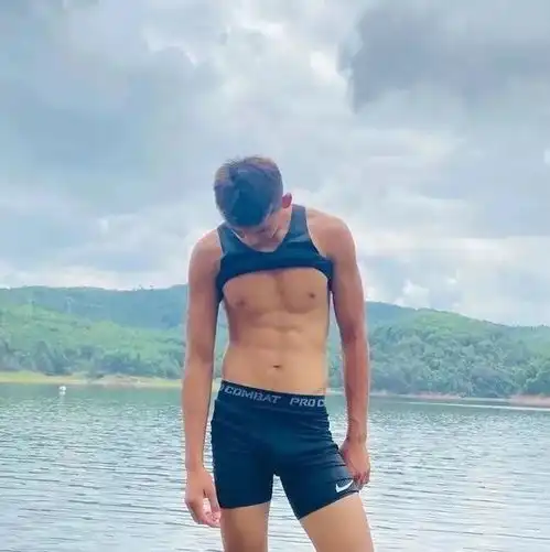 抓拍16岁皮划艇小帅哥,小麦色的腹肌太欲了