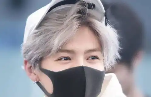 同是男星戴口罩,肖战文静,千玺高冷,看到鹿晗睫毛精本人
