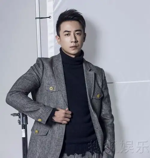 中国评论新闻张维伊最新写真曝光尽显轻熟男人味