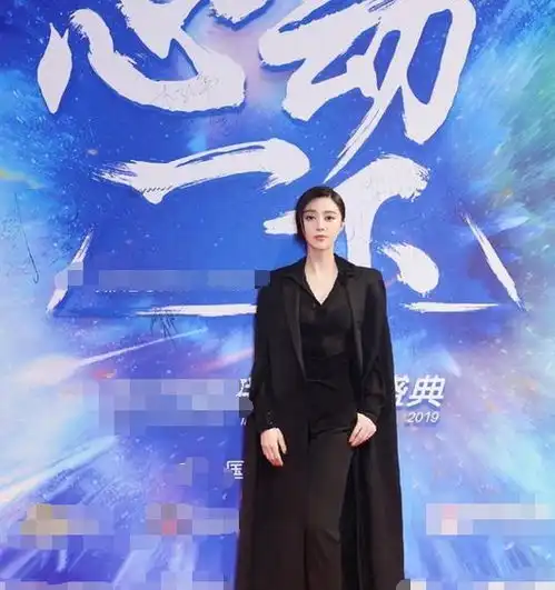 范冰冰穿西装斗篷撑不起气场,反观佟丽娅才弄清啥叫真女神