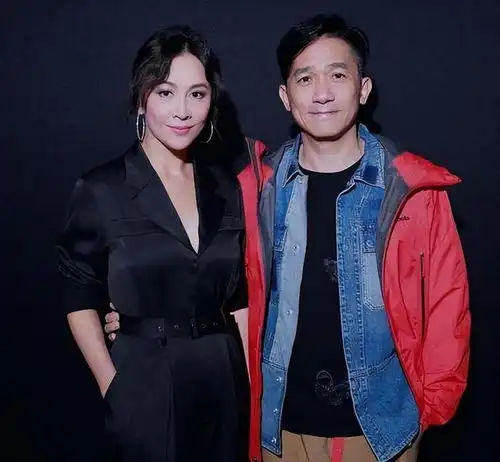 刘嘉玲为63岁梁朝伟庆生,两人牵手旅游,相爱36年无儿无女好自在