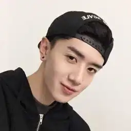 2018最流行的头像男帅气撩人爱情和钱我总要有一样吧