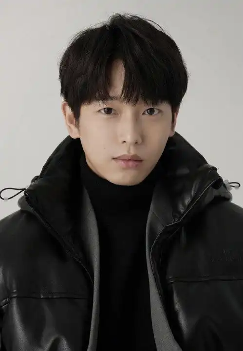 彭昱畅是日漫走出来的男主吧穿搭演绎文艺少年感,一改以往形象