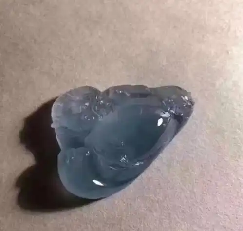 男子花4000买的翡翠原石,一刀下去切出是高冰种翡翠
