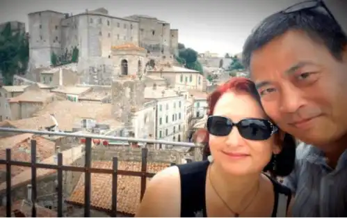 哭了出门两层口罩面具华人男子仍确诊新冠原来是被同事坑了