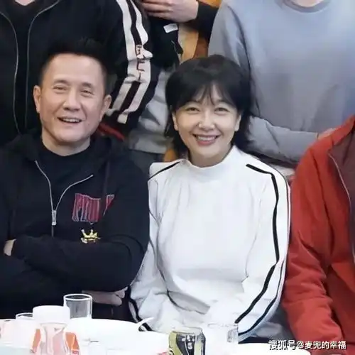 江珊认爱绯闻男友后现身53岁皮肤紧致,穿白衣甜笑似少女