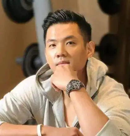 黑皮肤男生的流行发型黑皮肤男生扎什么发型好看