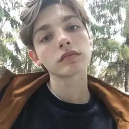 请问这个明星是谁