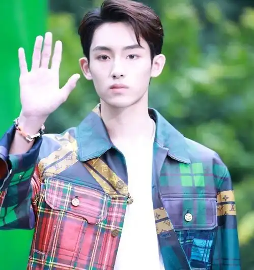 刘昊然出席活动,吴亦凡黄明昊等男明星亮相,状态太真实