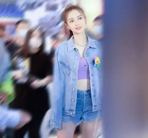 杨颖节目穿搭来袭,牛仔外套内搭紫色露脐抹胸,清新减龄又性感