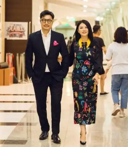 王岳伦和白衣女子举止亲密,ktv走廊上演壁咚戏码,心疼李湘