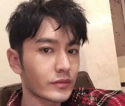 男人过了40,对女人同样有魅力,像黄晓明这样,果然颜值就是正义